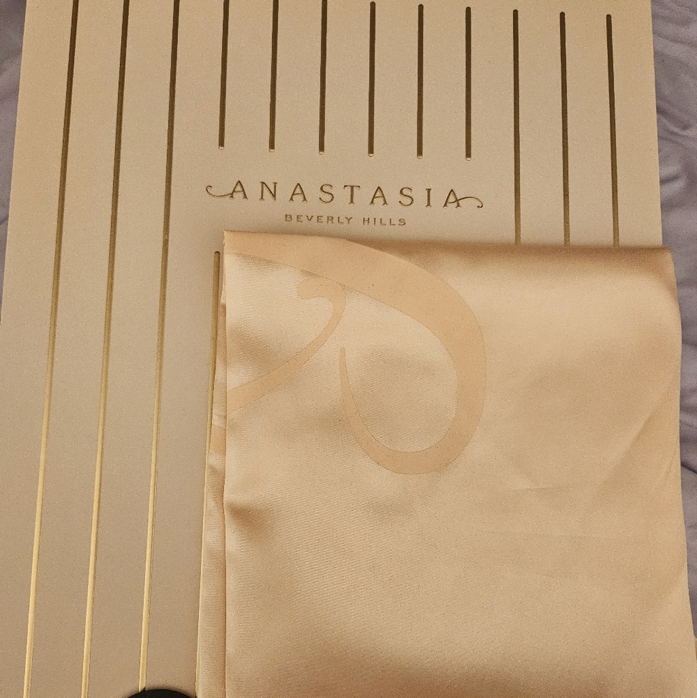 Anastasia Beverly Hills exclusive box